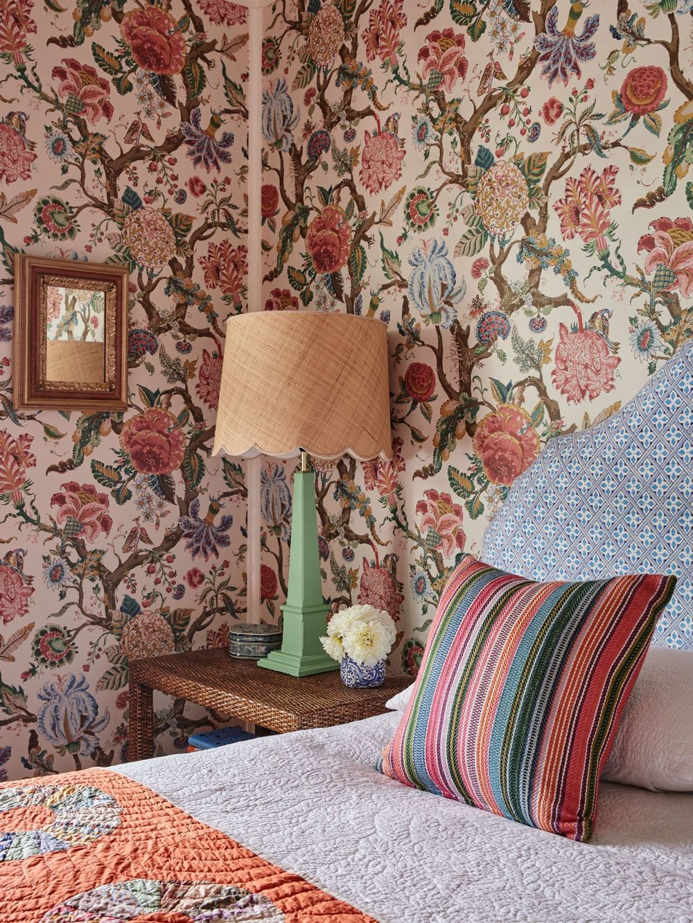 Pink wallpaper in bedroom
