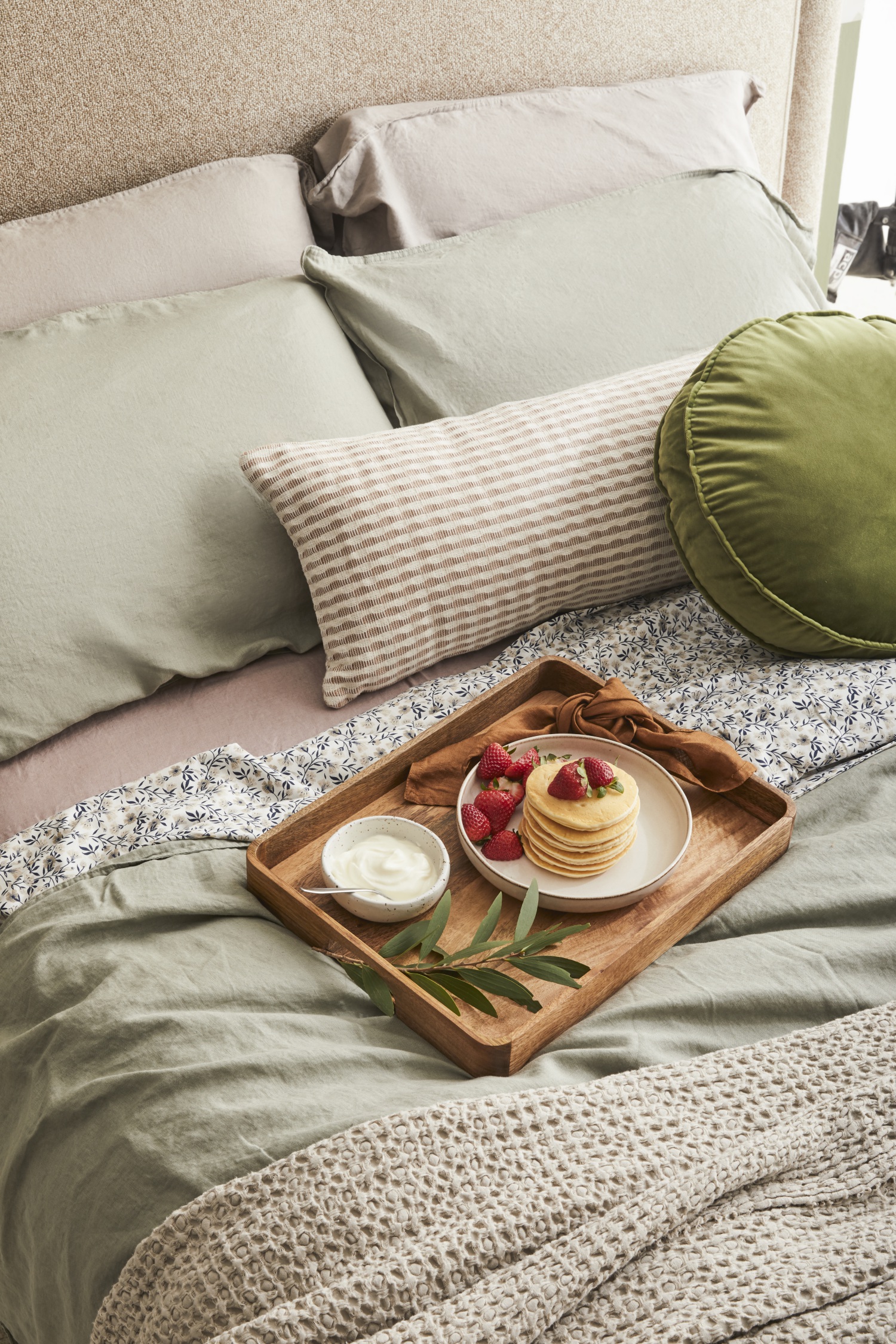 Nook Bed With Breakfast Tray