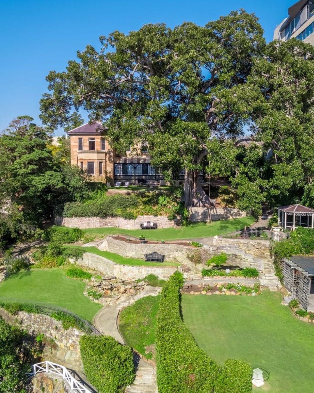 the golden bachelor mansion austraila 2025 backyard