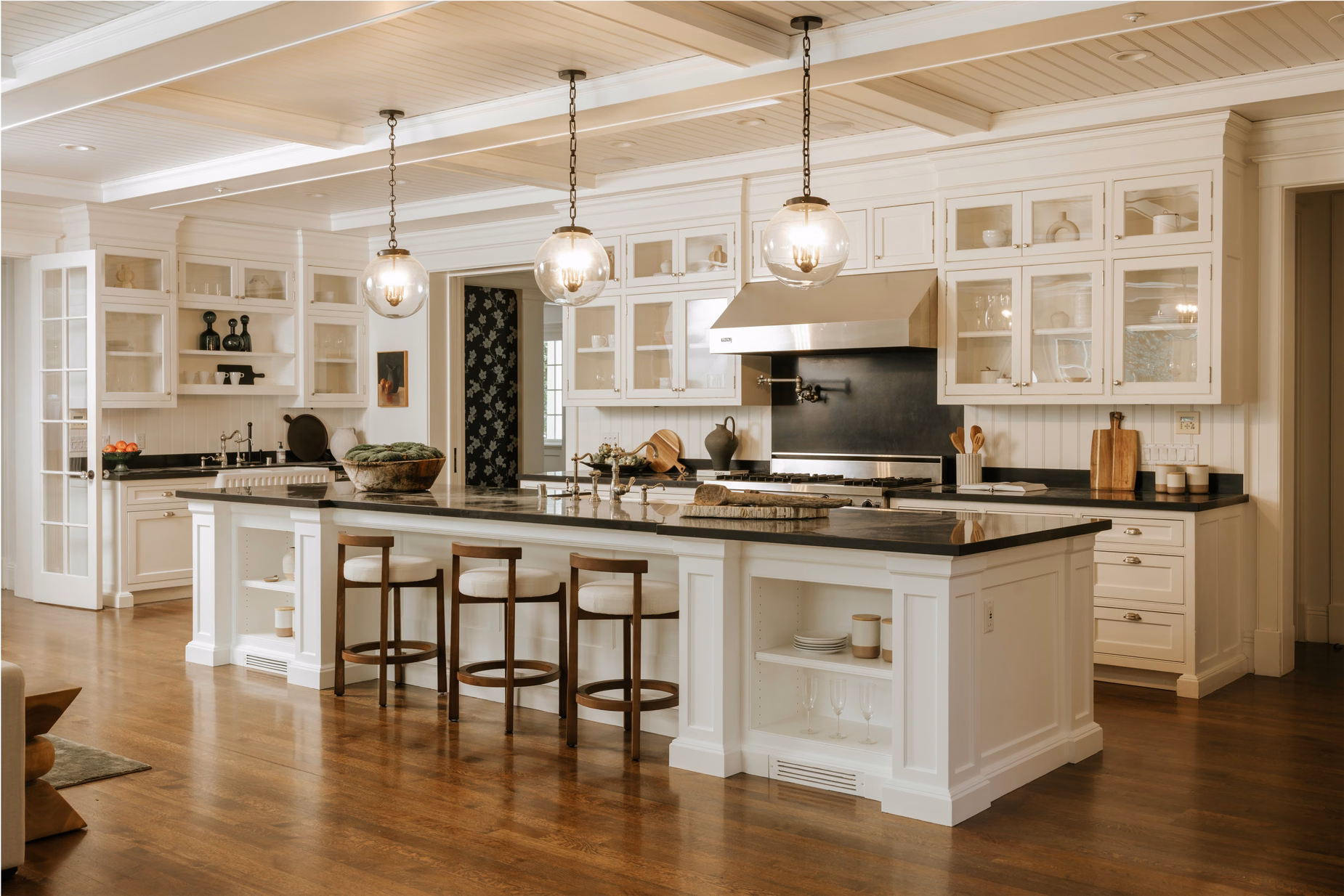 Freddie Prinze Jr and Sarah Michelle Gellar stunning Hamptons-stye Los Angeles home kitchen