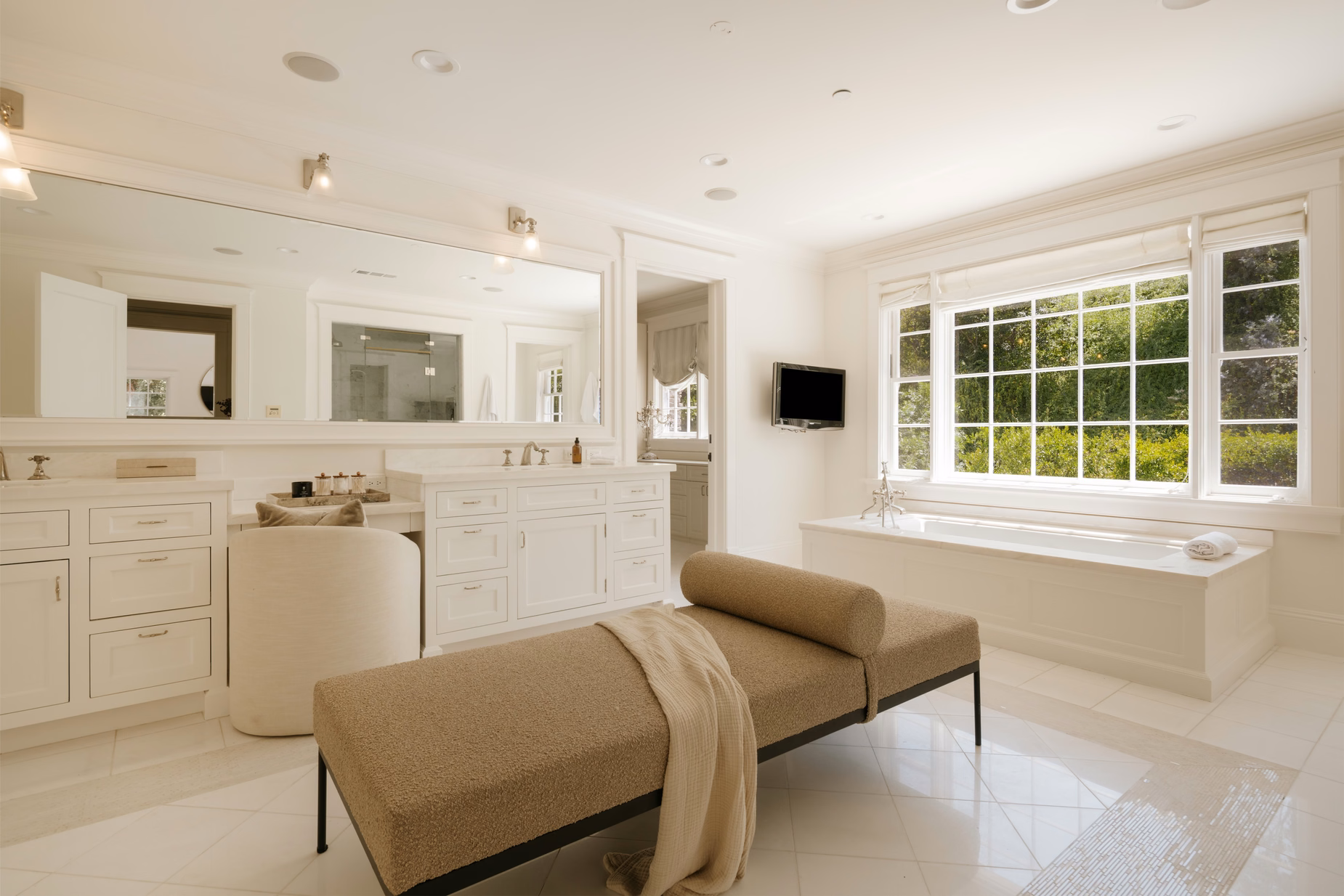 Freddie Prinze Jr and Sarah Michelle Gellar stunning Hamptons-stye Los Angeles home bathroom ensuite
