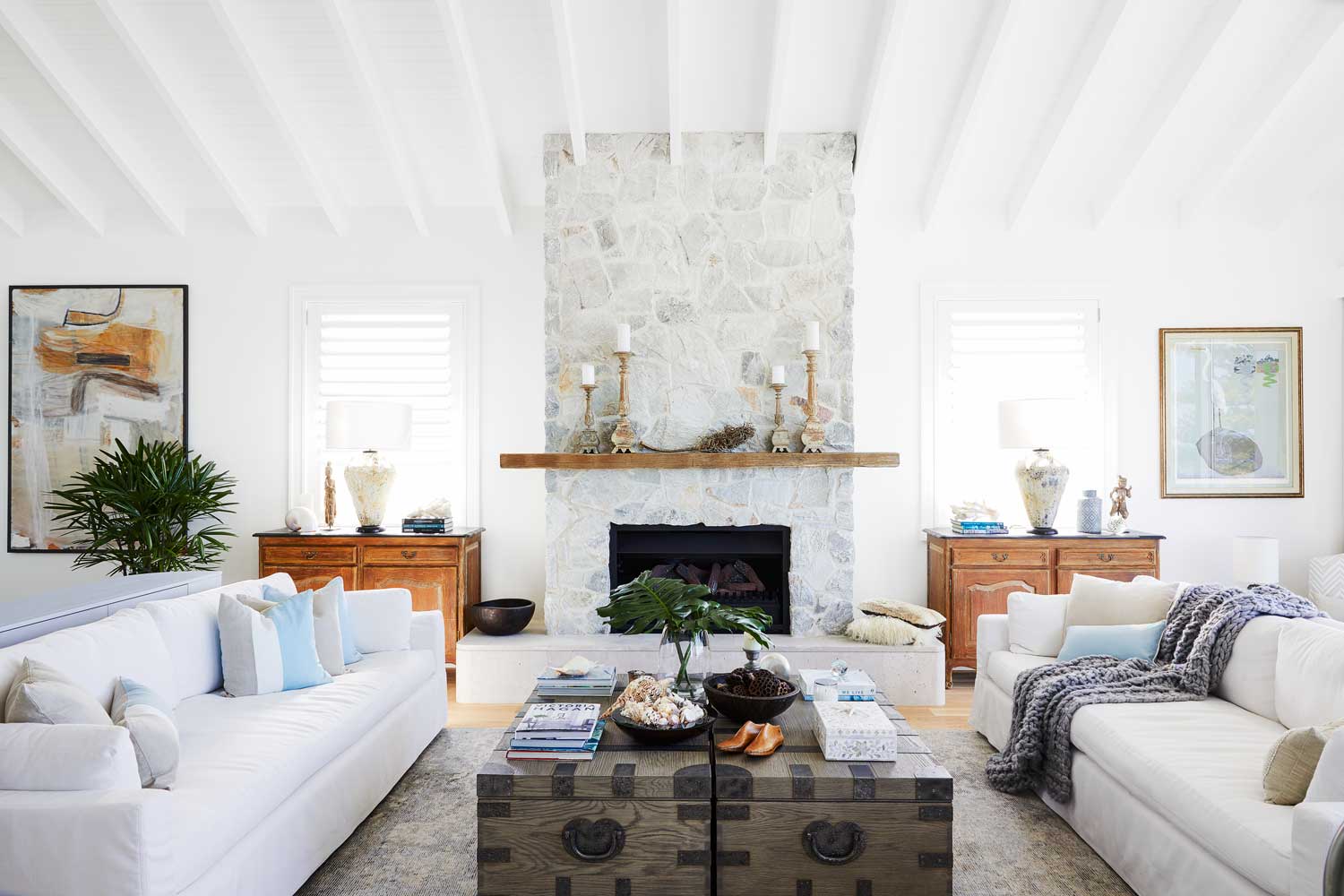 Livign room with fireplace