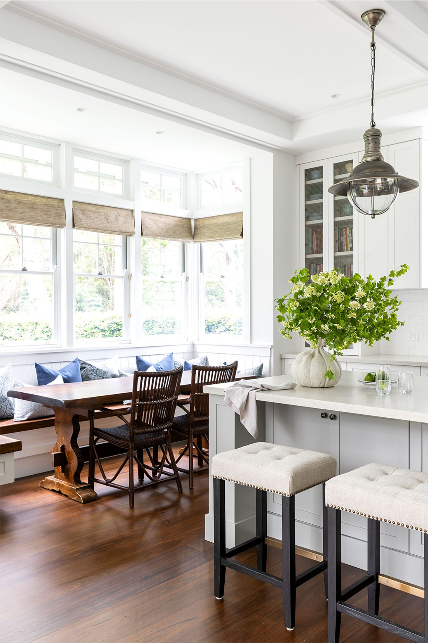 Hamptons style kitchen with breakfast nook